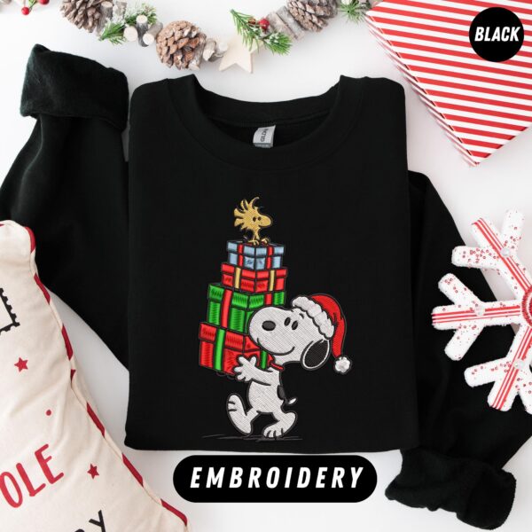 Embroidered Snoopy Christmas Sweatshirt: Holiday Festive Style